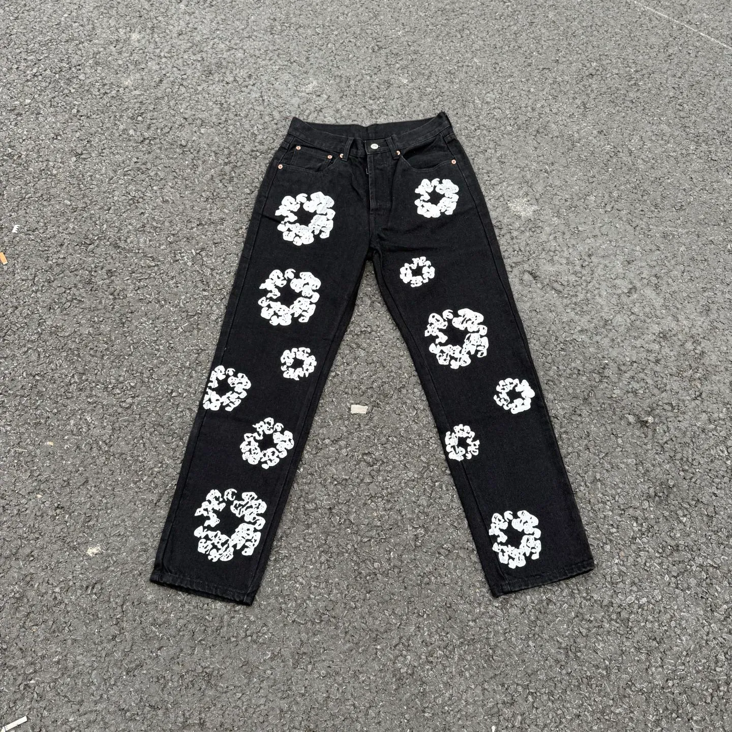 #8197 P220💰 DENIM TEARS Kapok American niche brand printed washed straight jeans. Produced by a major washed factory. Full of high-end feel. Knee part destroyed design with patchwork design. Already used as facade design. Leather waist nameplate. The focus of this style is not on washing, but on the destroyed shape and version. The secret lies in the craftsmanship of the master. The cost of post-production grinding, machining, knife cutting, etc. is far beyond comparison with assembly line products. Color: black, blue, gray. Size: 28-36 (corresponding to S-XXL)